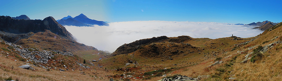 La conca del Rif. Balicco e Bivacco Zamboni nel sole sopra le nuvole